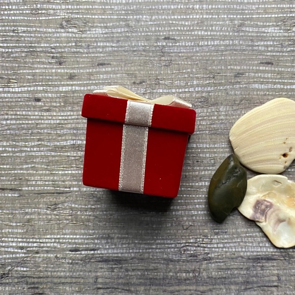 Avon Freshwater Pearl Earrings In Present Gift Box - Picture 3 of 7